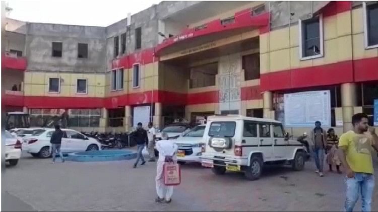 MP News: वेतन घोटाला मामले में 107 स्वच्छता संरक्षकों को नोटिस जारी, सफाई कर्मियों ने विरोध में शुरू की हड़ताल MP News: वेतन घोटाला मामले में 107 स्वच्छता संरक्षकों को नोटिस जारी, सफाई कर्मियों ने विरोध में शुरू की हड़ताल