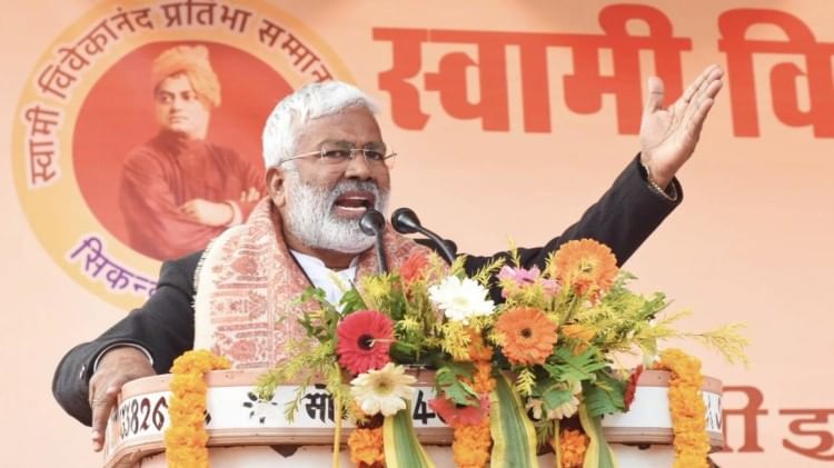 गांधी इंटर कॉलेज के मैदान में  मंत्री एवं भाजपा के पूर्व प्रदेश अध्यक्ष स्वतंत्रदेव सिंह