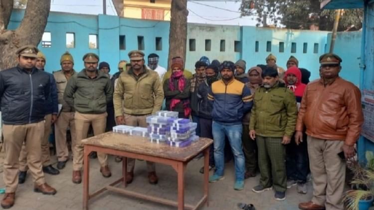 Varanasi: दिल गार्डेन रेस्टोरेंट में सजती थी जुए की महफिल, पूर्वांचल भर से जुटते थे जुआरी दिल गार्डेन रेस्टोरेंट से गिरफ्तार लोग