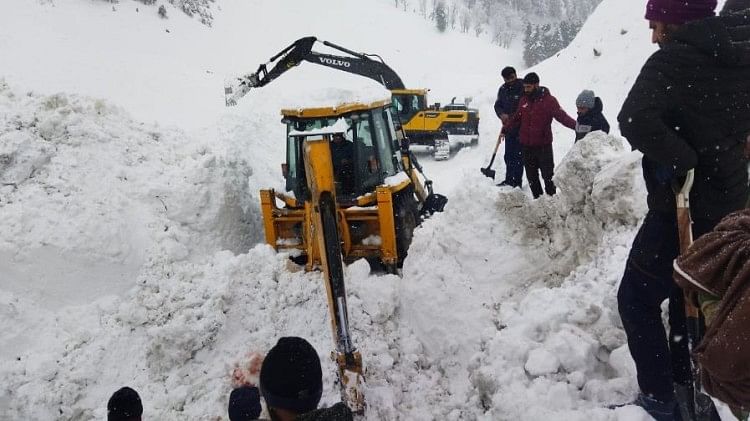 जम्मू-कश्मीर: वायुसेना ने 3000 यात्रियों को किया एयरलिफ्ट, हिमस्खलन में जेसीबी ऑपरेटर की मौत, दो लापता