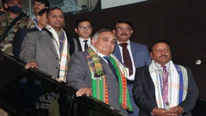 अगरतला के एमबीबी हवाई अड्डे पर सीईसी राजीव कुमार के नेतृत्व में ईसीआई की टीम।