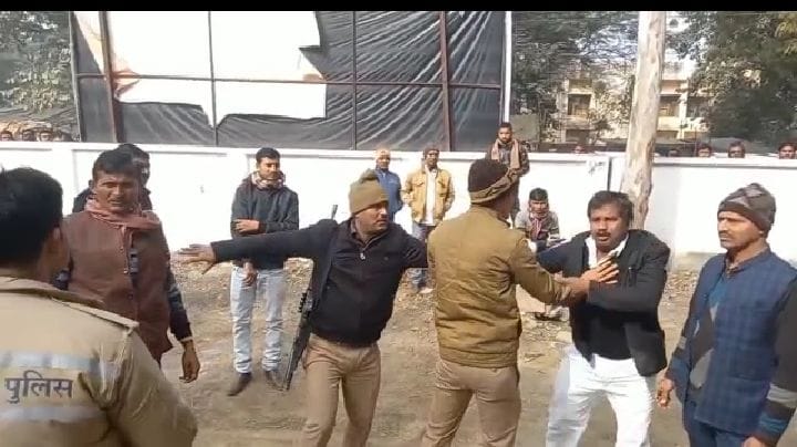 Fighting between two parties in SP office in Hardoi, settled the matter by intervening
