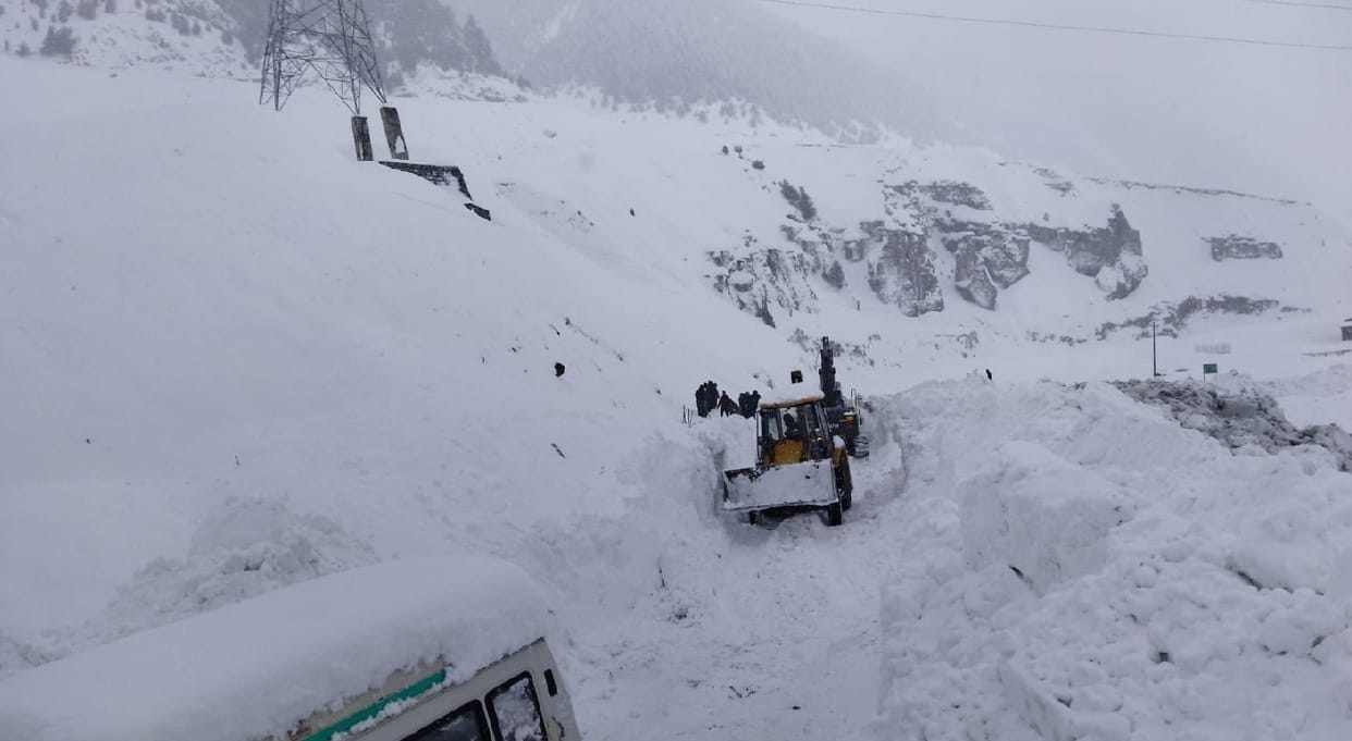 Two laborers died due to being buried in snow Ganderbal Avalanche lg manoj sinha expressed grief