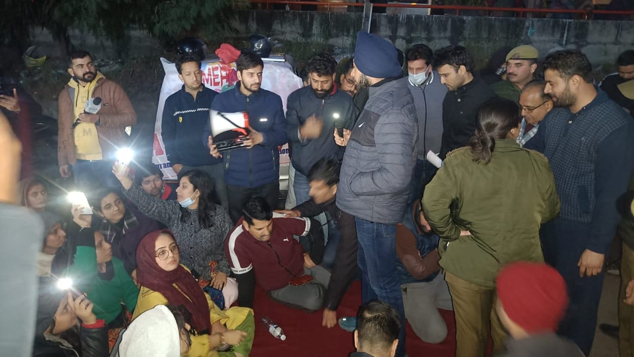 jammu: Before hm amit shah visit Kashmiri Pandit employees divide in two groups protest continue