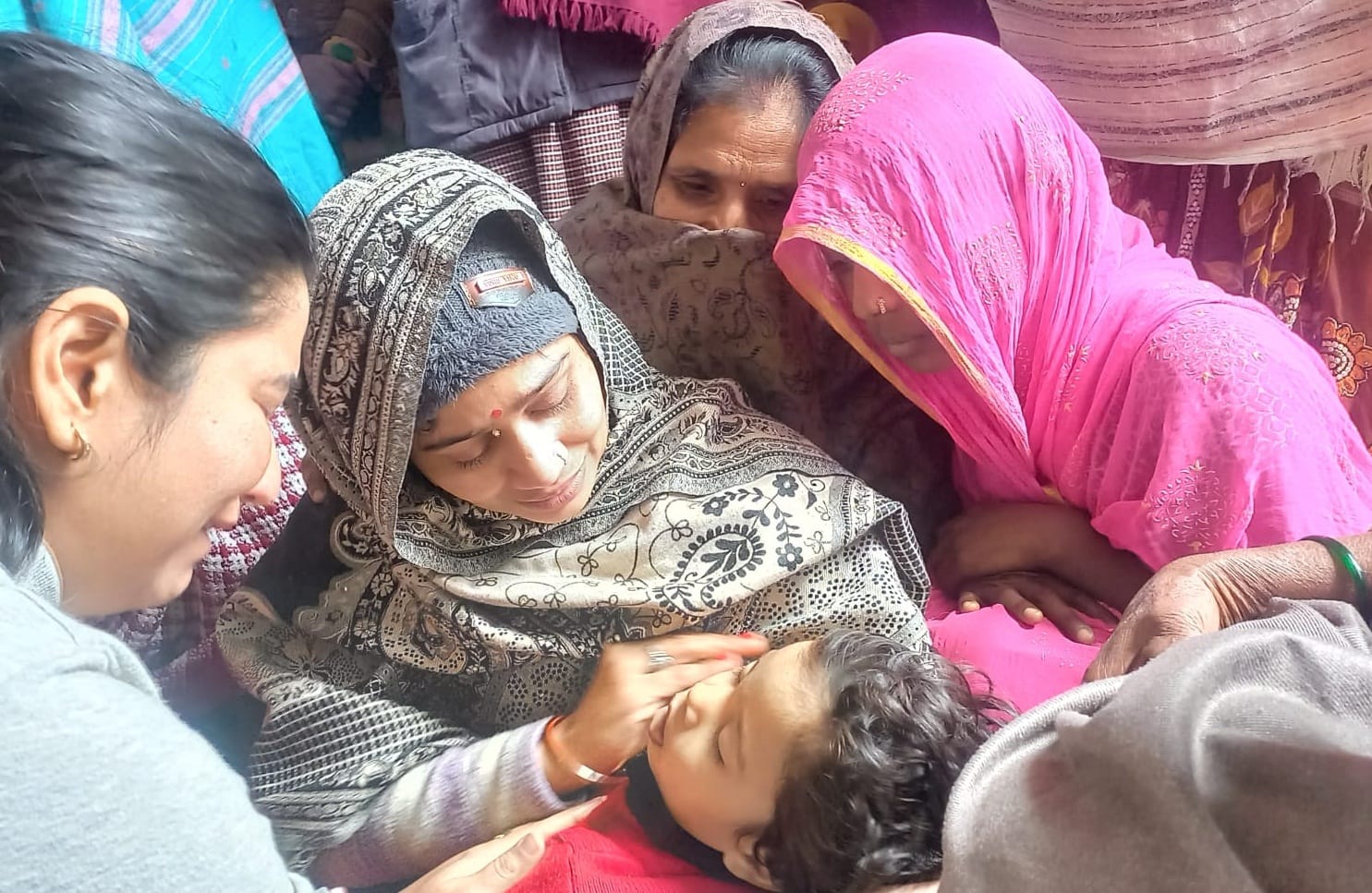 Harshits death case in Etawah,  mother sitting hugging dead body