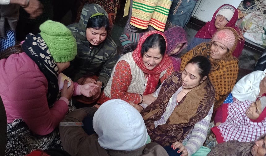 Harshits death case in Etawah,  mother sitting hugging dead body