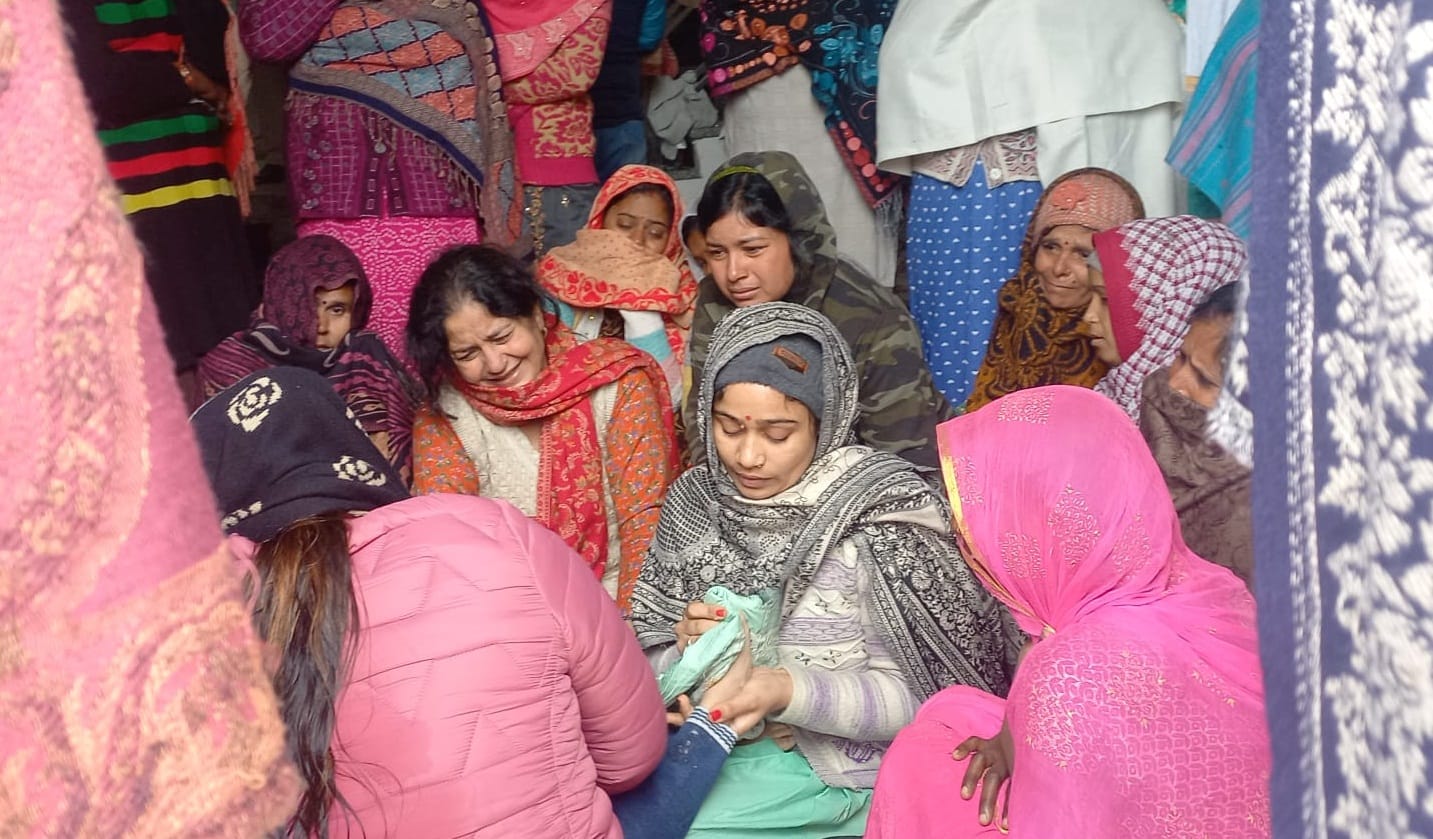 Harshits death case in Etawah,  mother sitting hugging dead body