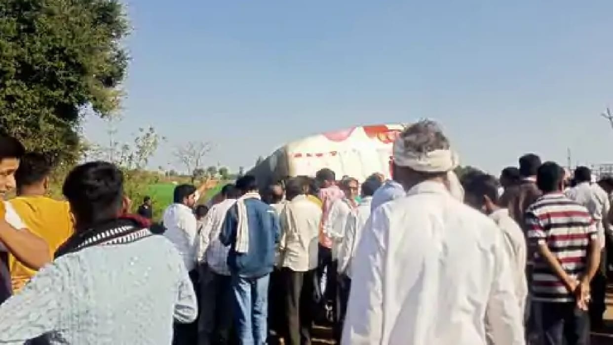 MP News: Bus overturned in Khandwa, accident happened on Sanawad-Kalamukhi road