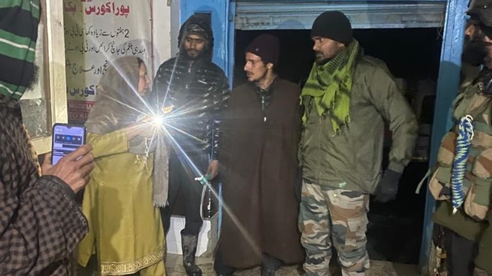 kashmir: Army rescues pregnant woman in Kalarus Kupwara amid heavy snowfall