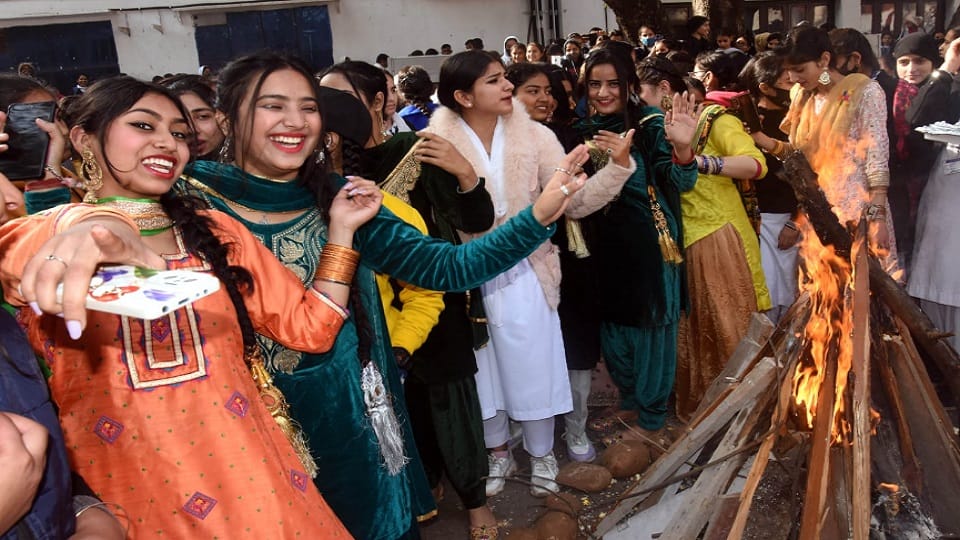 All preparations completed to celebrate Lohri in Jammu Kashmir