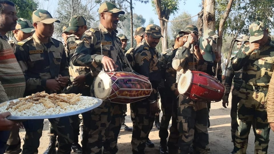 Jammu: sima jan kalyan samiti celebrated Lohri with BSF jawans in Arnia