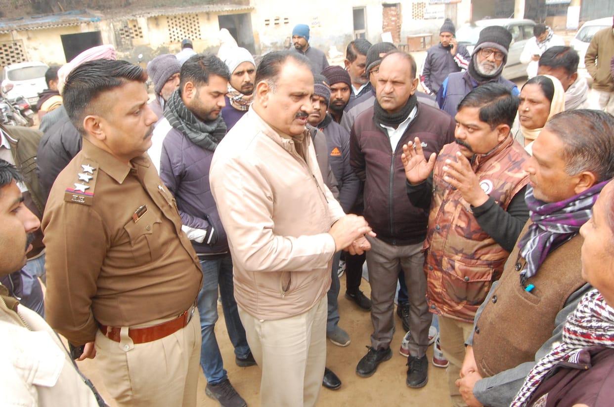 Demand for the arrest of Gokul Setia, employees sitting on dharna by locking the city council office