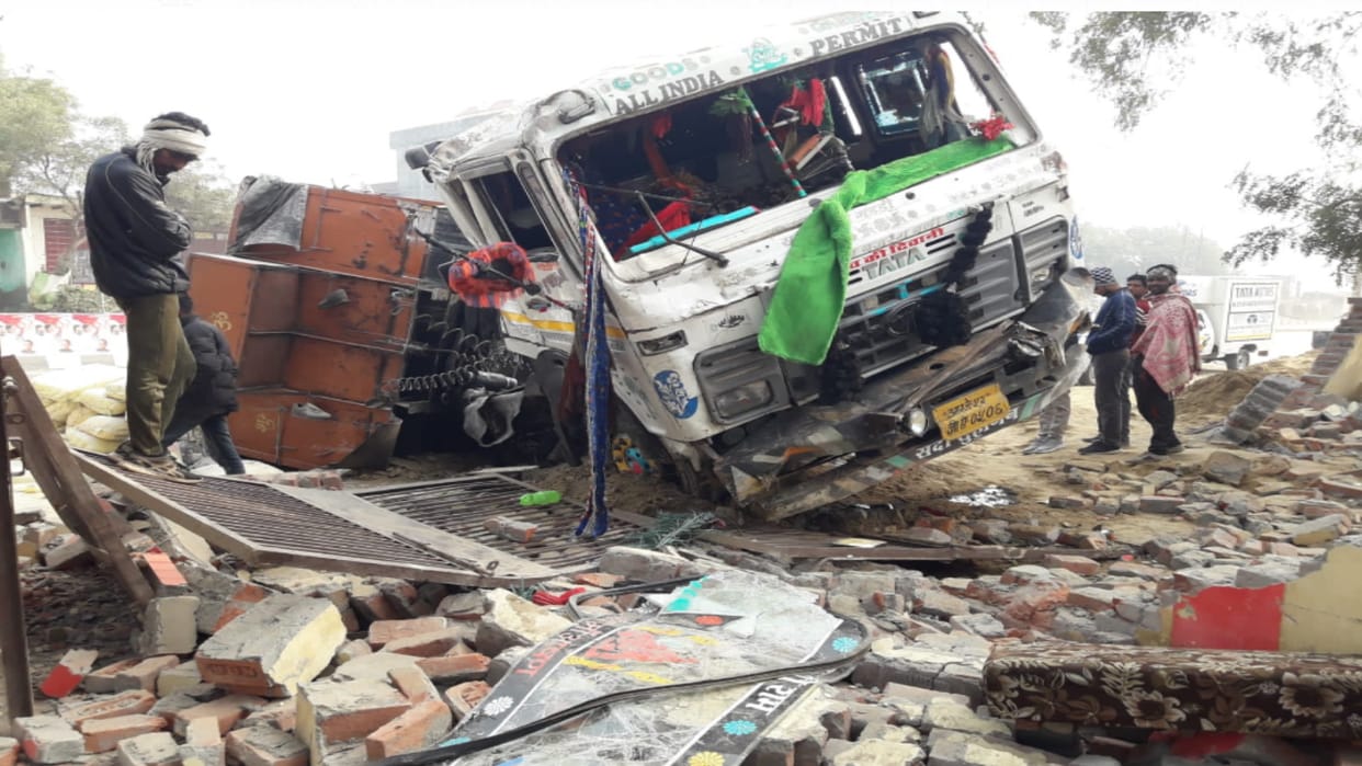 Driver injured when truck overturned at Swasathya sub-centre in Baghpat