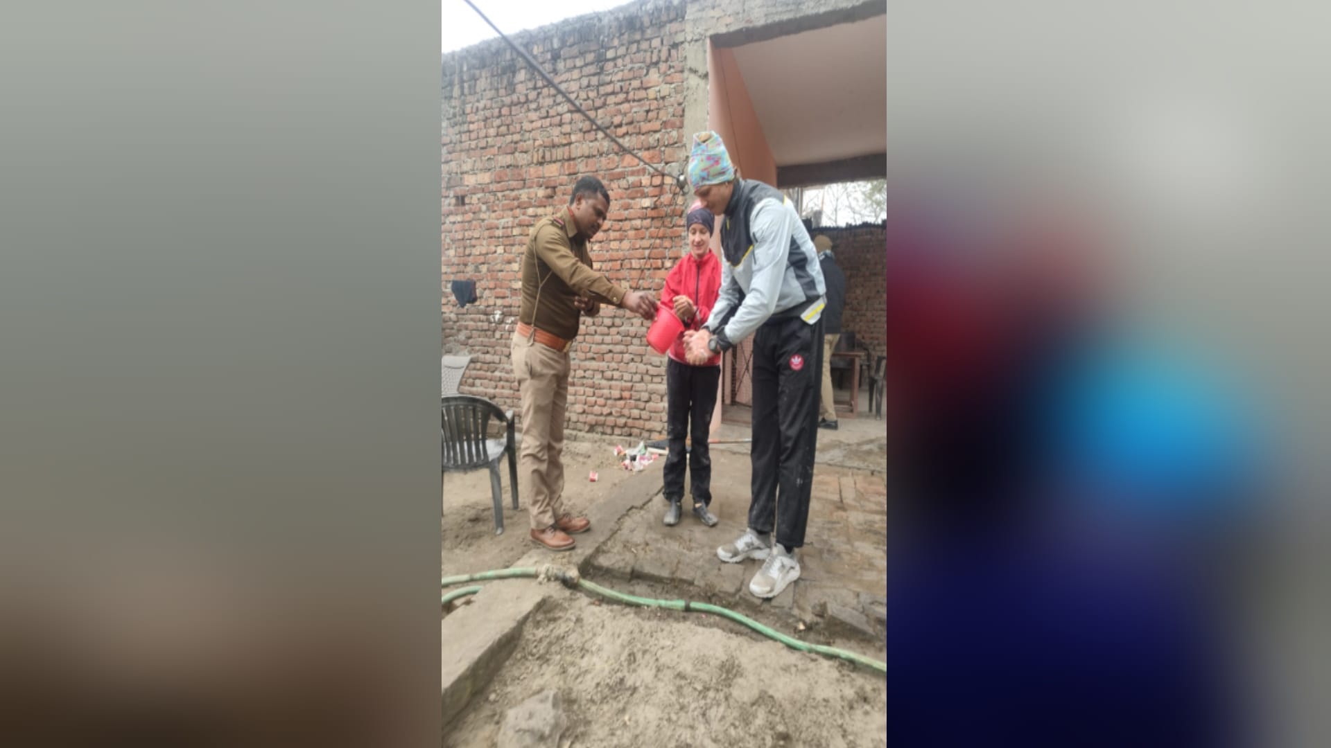 Foreign tourists ate Indian pulses and rice at the police post in Bijnor and see photos