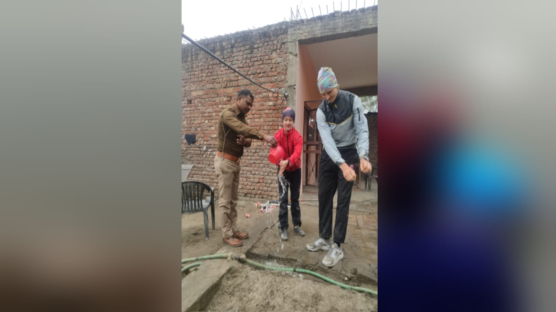 Foreign tourists ate Indian pulses and rice at the police post in Bijnor and see photos
