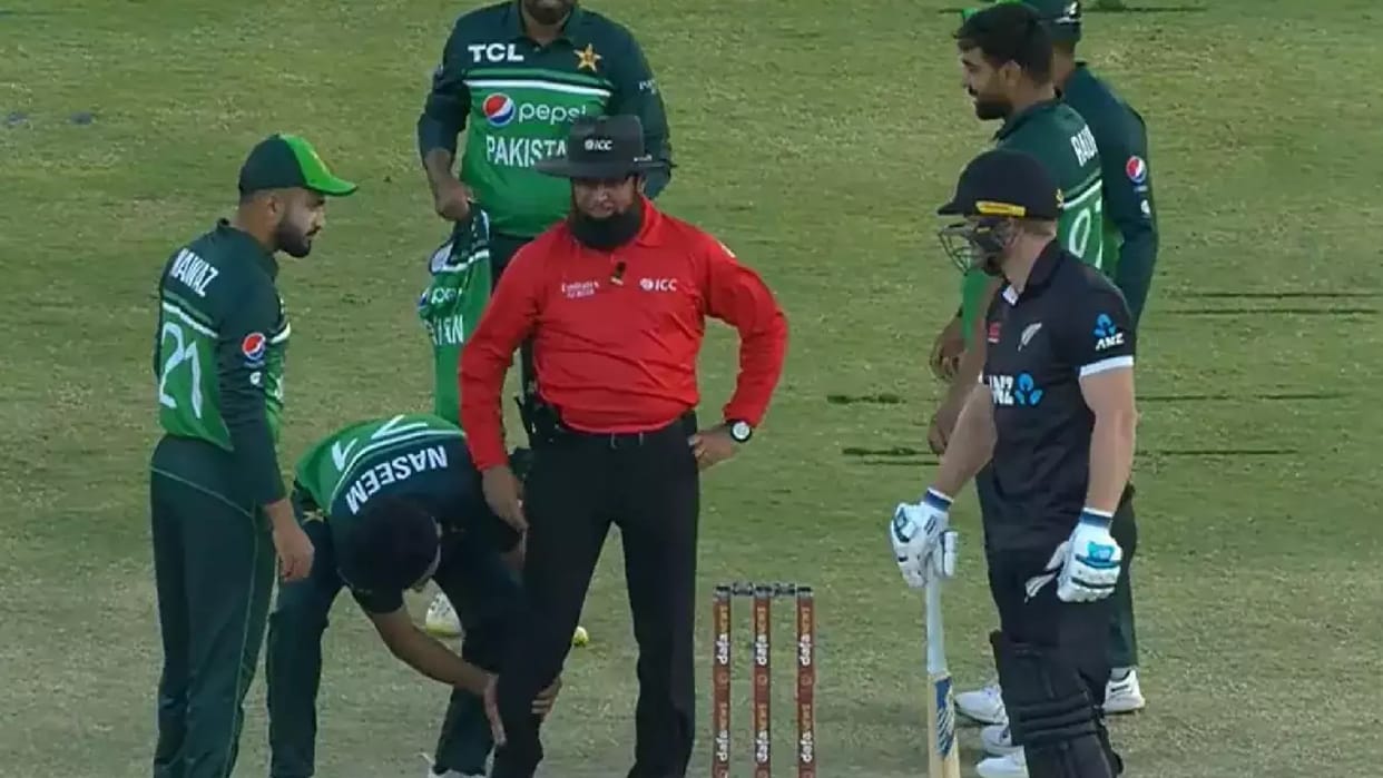 PAK vs NZ watch video umpire-aleem dar-gets-angry-after-being-hit-by Mohammad Wasim babar azam laughing