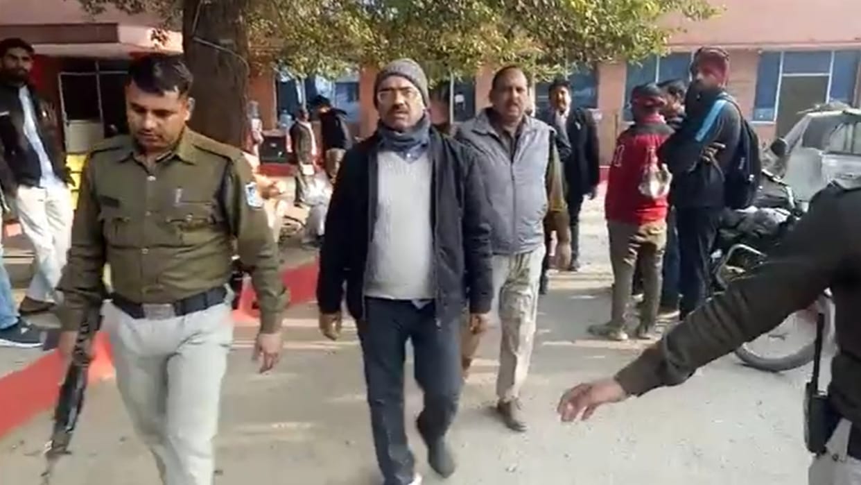 Madhya Pradesh Police caught the director of Sahara Company from Delhi airport case of extorting money