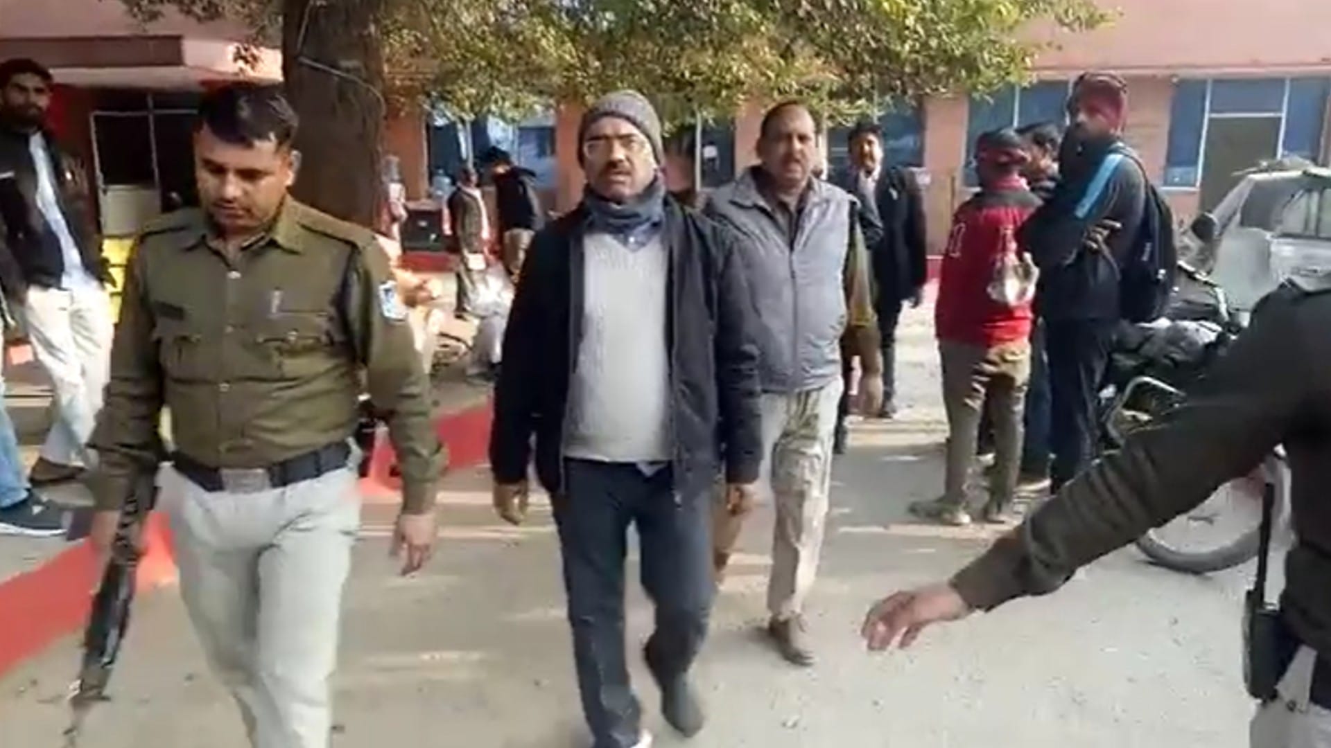 सहारा कंपनी के डायरेक्टर को पुलिस ने पकड़ा