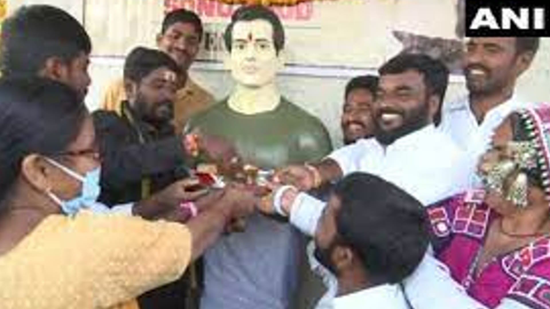 Bollywood Stars Have Temples In Their Names Fans Worshiped Them Like God From Amitabh Bachchan To Sonu Sood