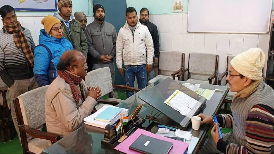 Health department workers did not get honorarium for six months they gave memorandum to CMO in Kasganj