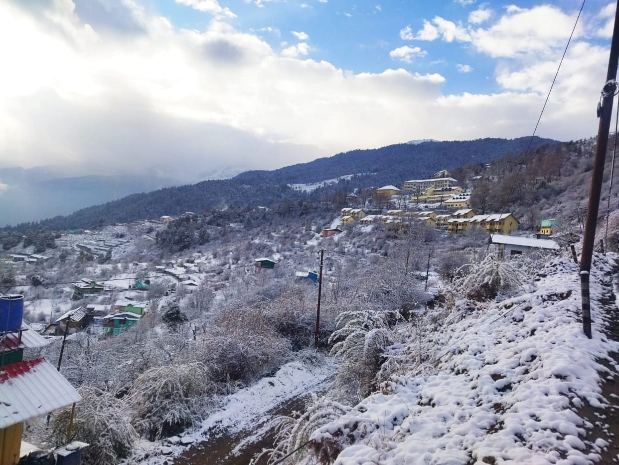 Pithoragarh: For the first time in May people saw snow in Khaliatop heaters to be lit to avoid cold