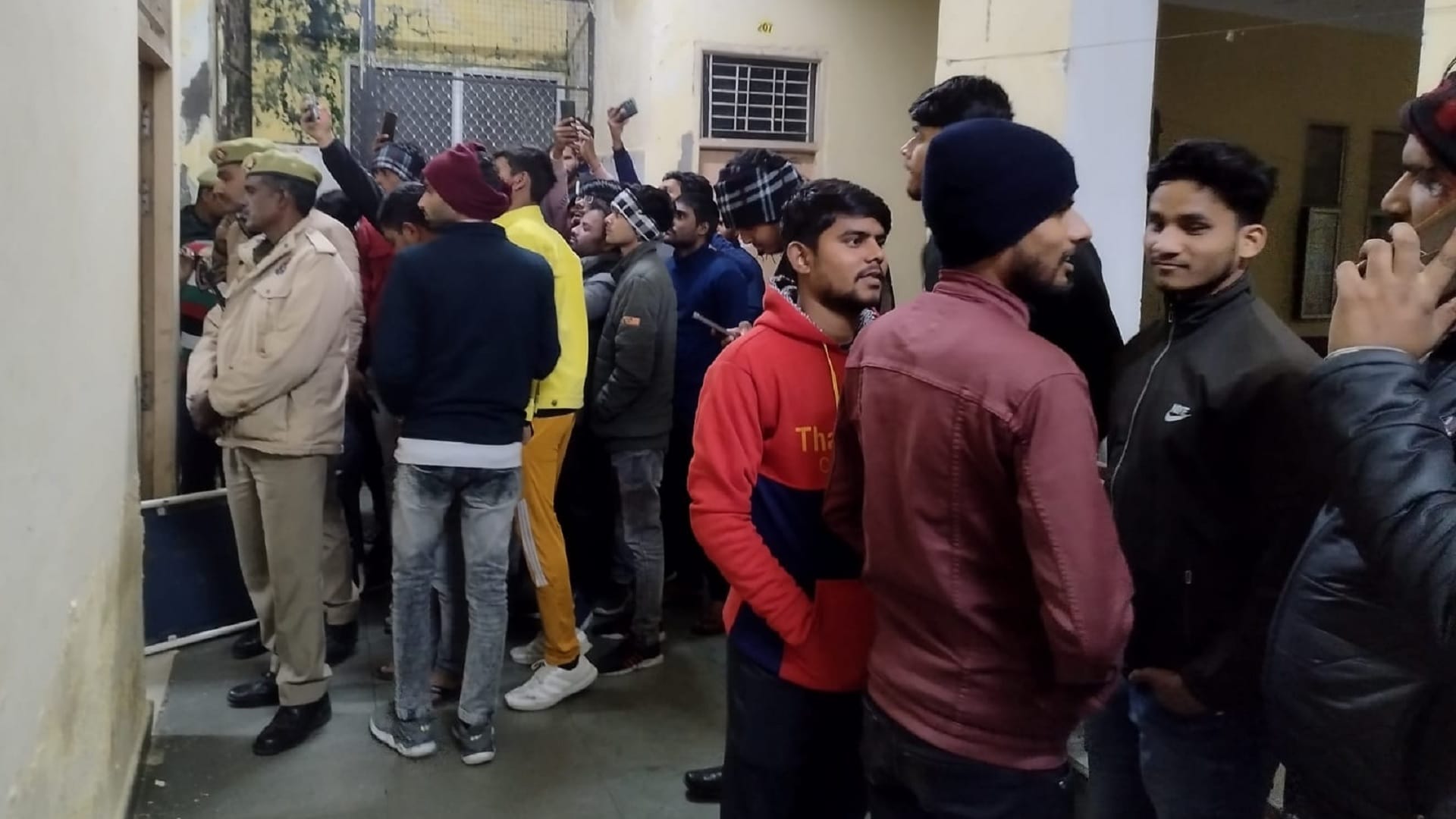 Paramedical student committed suicide by writing suicide note in etawah of uttar pradesh