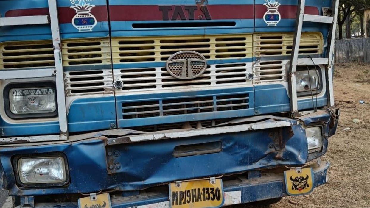 Umaria: The truck broke the barrier and hit the bike riders, two injured, one in critical condition