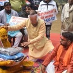 'बेरोजगारों की बरात' से पूर्व लग्न की रस्म अदायगी।