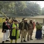 Prayagraj News : विधायक विजय मिश्र के भतीजे मनीष मिश्र के मकान को कुर्क करती पुलिस।