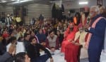 श्रद्धालुओं को सम्बोधित करते राज्यपाल बंडारू दत्तात्रेय, महामंडलेश्वर कपिल पुरी ओर स्वामी कम?