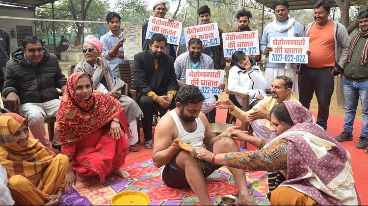 'बेरोजगारों की बरात' से पूर्व लग्न की रस्म अदायगी।