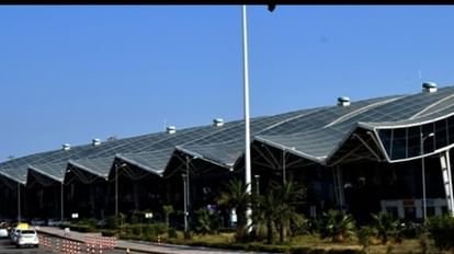 Indore News: चापड़ा में बनने वाले इंटरनेश्नल एयरपोर्ट खटाई में, अब इंदौर एयरपोर्ट में ही बढ़ेगी सुविधाएं इंदौर एयरपोर्ट पर बढ़ रही सुविधाएं