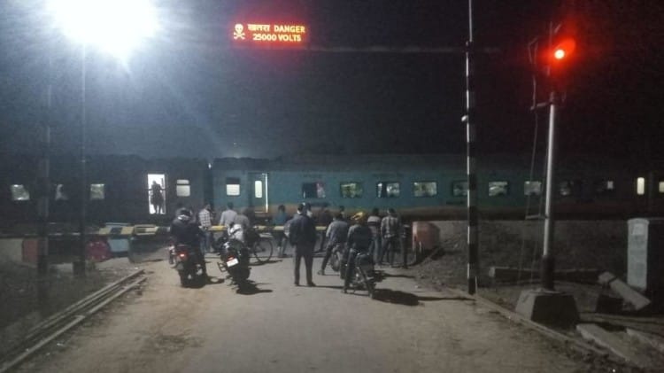Mirzapur: राजधानी एक्सप्रेस हादसे में क्रेन चालक गिरफ्तार, ठेकेदार और रेलकर्मियों पर कोई कार्रवाई नहीं मिर्जापुर के झींगुरा रेलवे क्रॉसिंग के पास हुआ था हादसा