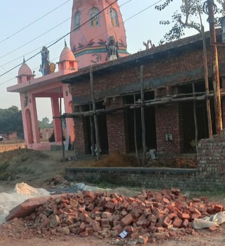 Aligarh News: भाजपा मंडल अध्यक्ष ने किया पंचायत घर की जमीन पर कब्जा, होगी जांच पंचायत घर की जमीन पर बनीं दुकानें