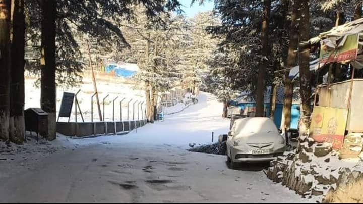 Himachal : बर्फबारी से जनजीवन अस्त व्यस्त, 200 सड़कें बंद, 487 ट्रांसफार्मर ठप, कई क्षेत्रों में ब्लैकआउट 2 शिमला में बर्फबारी से सफेद हुई सड़क।