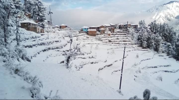 Himachal : बर्फबारी से जनजीवन अस्त व्यस्त, 200 सड़कें बंद, 487 ट्रांसफार्मर ठप, कई क्षेत्रों में ब्लैकआउट 4 Himachal snowfall: 200 roads blocked due to snowfall 487 electricity transformer faulted blackout in villages