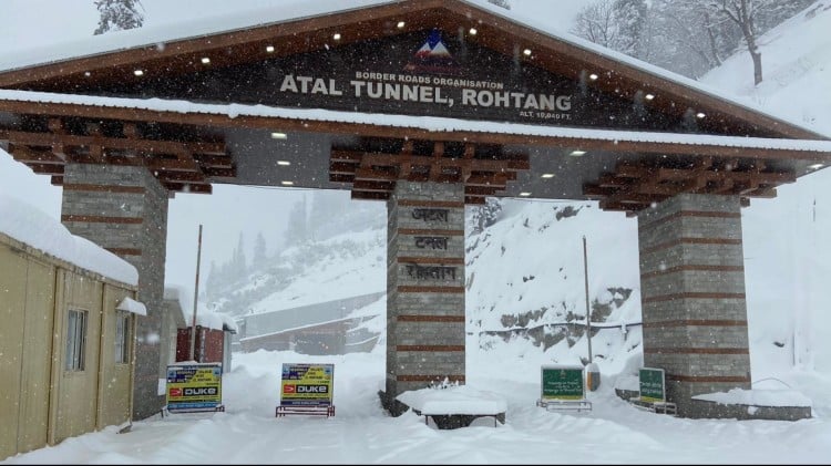 Himachal : बर्फबारी से जनजीवन अस्त व्यस्त, 200 सड़कें बंद, 487 ट्रांसफार्मर ठप, कई क्षेत्रों में ब्लैकआउट 6 Himachal snowfall: 200 roads blocked due to snowfall 487 electricity transformer faulted blackout in villages
