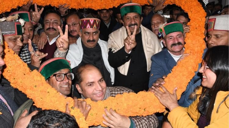 मुख्यमंत्री सुखविंद्र सिंह सुक्खू का आभार जताते कर्मचारी।