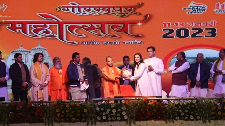 सीएम योगी ने प्रतिभाओं को किया सम्मानित