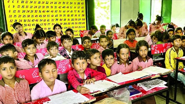 परीक्षा में शामिल हुए बच्चे।