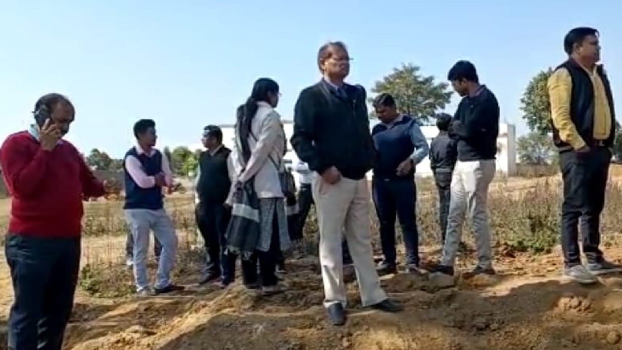 Administration bulldozer in Chhindwara Pathadhana 10 acres of land was made free by demolishing encroachers