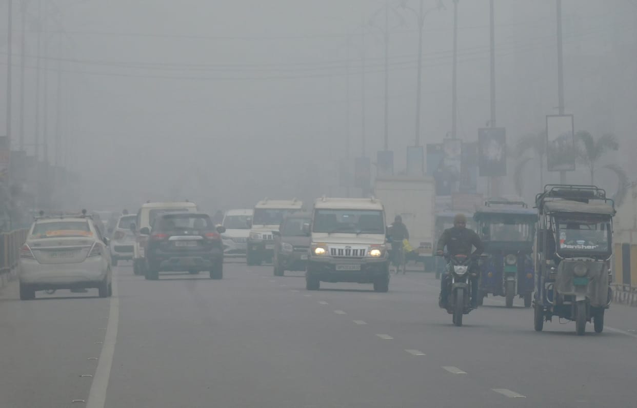 speed of vehicles stopped due to dense fog, cold and melting increased difficulty