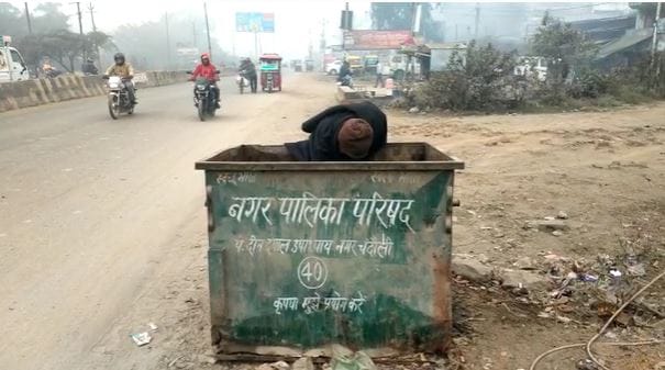 person started eating food thrown in the garbage People passing through the road remained heartless