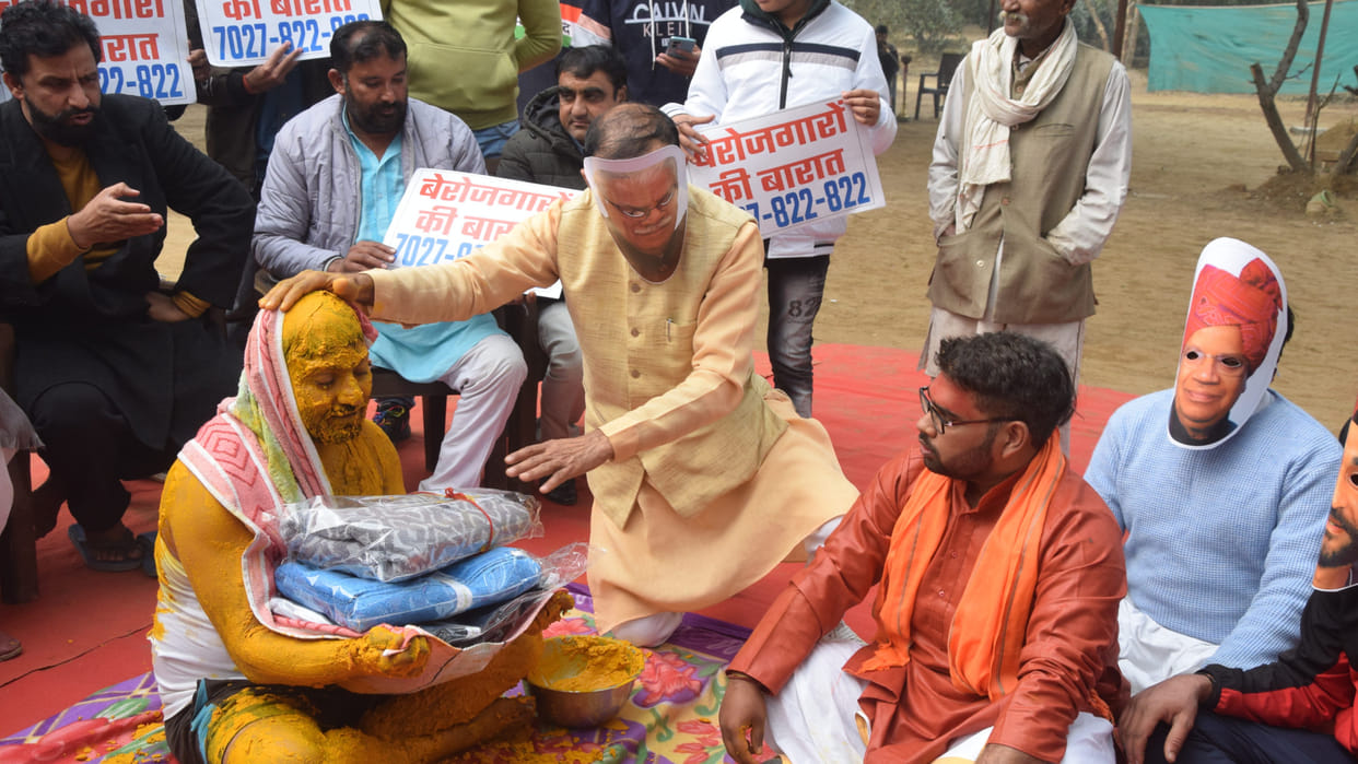 Protest against unemployment: 'Berojgaro ki barat' organized in Rohtak of Haryana