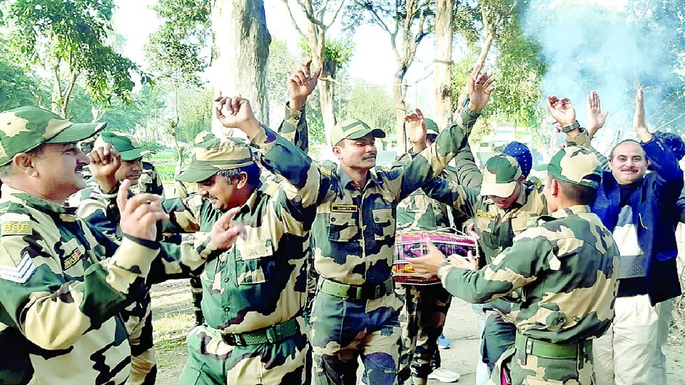 Jammu Kashmir: BSF jawans celebrated Lohri at IB, security forces danced fiercely with local people