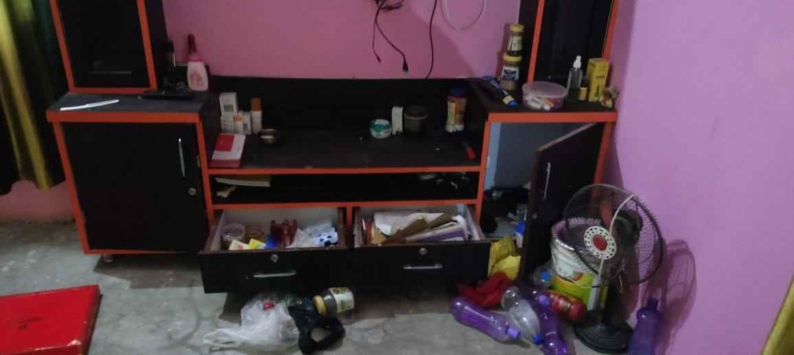 80 thousand cash and other goods were stolen by breaking the lock of the gate