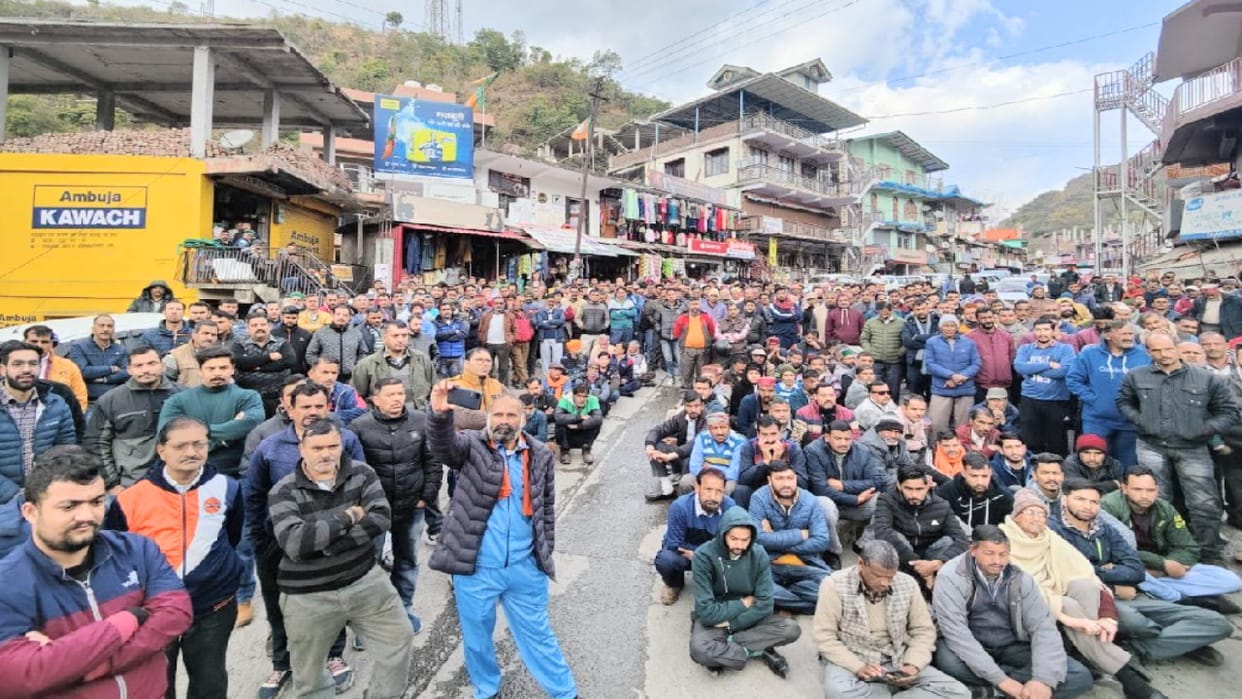 Truck operators protest in Barmana, took out akrosh rally in Darlaghat