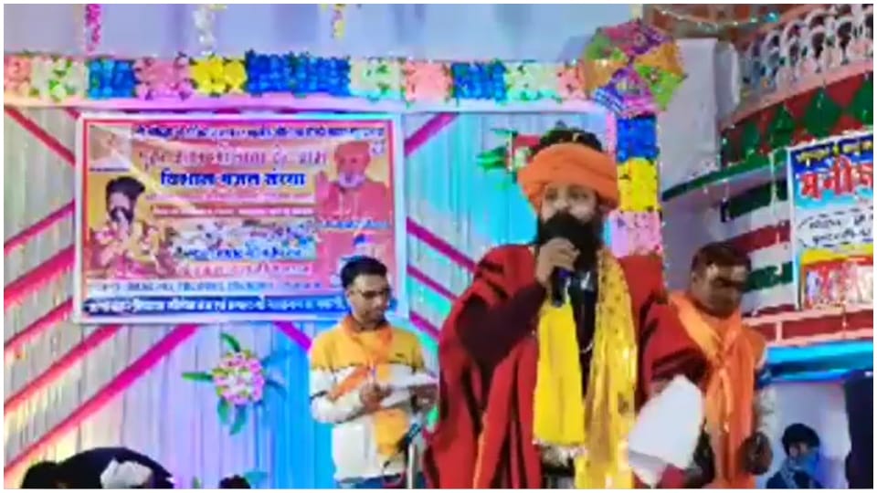 Controversial statement of Sant Prakashdas Maharaj says If you want to live in country you have to worship cow