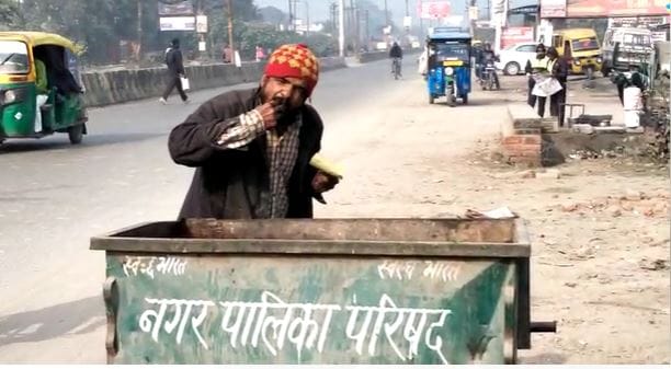 person started eating food thrown in the garbage People passing through the road remained heartless