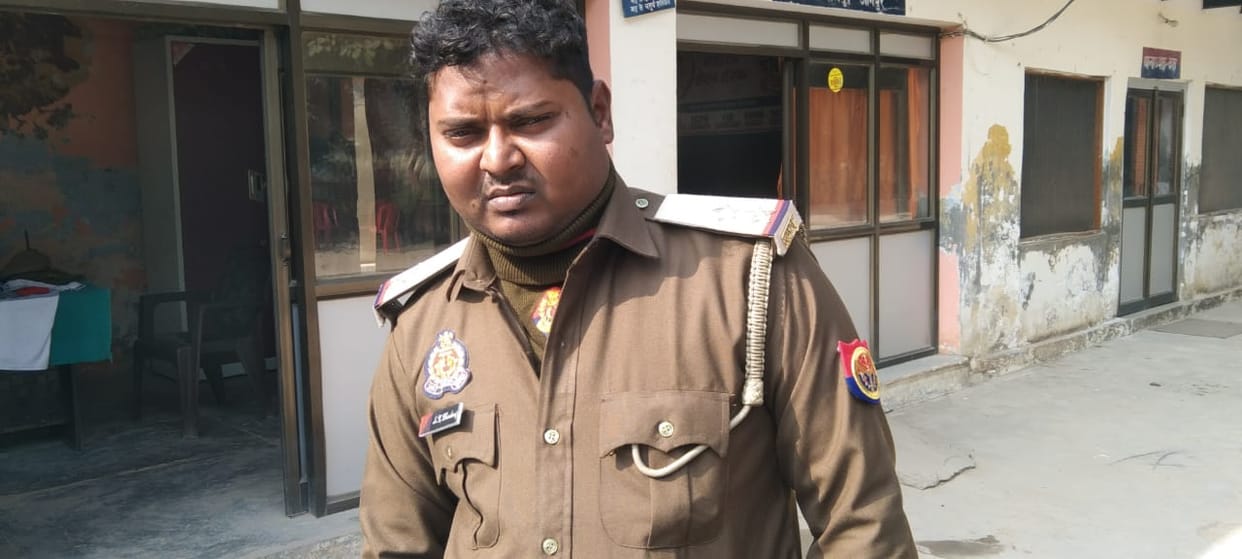 Used to recover by posing as a fake constable, Scorpio recovered with blue-red light, arrested like this